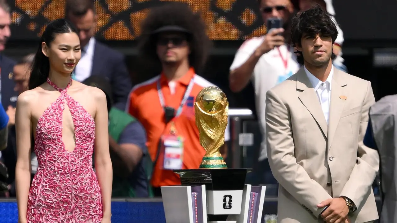 Pesona Manis Jung Ho Yeon Bawakan Tropi Piala Dunia 2026 dengan Dress Pink
