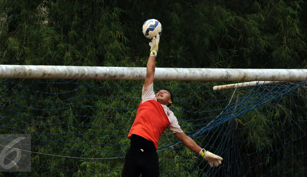 Salah satu kiper Persija, Reky Rahayu menghalau bola saat latihan di NYTC, Sawangan, Depok, Senin (2/11/2015). Latihan ini persiapan jelang turnamen Piala Jenderal Sudirman, 14 November mendatang. (Liputan6.com/Helmi Fithriansyah)  