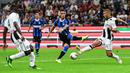 Striker Inter Milan, Lautaro Martinez, melepas tendangan saat melawan Udinese pada laga Serie A 2019/20 di Stadion San Siro, Milan, Sabtu (14/9). Inter menang 1-0 atas Udinese. (AFP/Miguel Medina)
