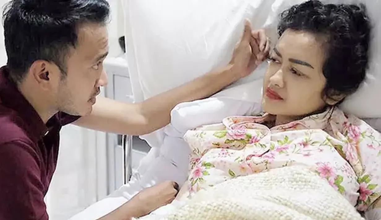 Ruben mengusap air mata Jupe yang mulai mengalir membasahi pipinya. Bahkan, dalam keterangan foto lain, Jupe seakan tidak mau ditinggal Ruben. Melalui isyarat gengaman eratnya saat Ruben berpamitan. (Instagram/ruben_onsu)