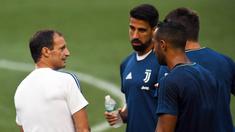Pelatih Juventus, Massimiliano Allegri, berdiskusi dengan anak asuhnya saat latihan di Red Bull Arena, New Jersey, Jumat (21/7/2017). Latihan ini dilakukan jelang laga ICC 2017 melawan Barcelona. (AFP/Jewel Samad) 