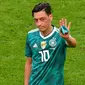 Gelandang timnas Jerman, Mesut Oezil, memutuskan pensiun dari pentas internasional, Minggu (22/7/2018). (AFP/Luis Acosta)