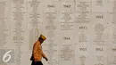 Seorang veteran melintasi daftar pejuang yang telah gugur usai melakukan ziarah di TMP  Kalibata, Jakarta, Senin (10/8/2015). Ziarah bertujuan untuk mengingat kembali perjuangan mereka merebut dan mempertahankan kemerdekaan. (Liputan6.com/Yoppy Renato)