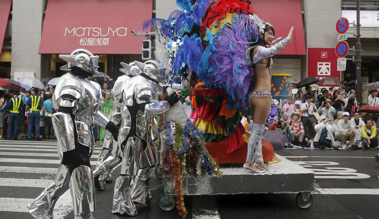 Seorang penari samba saat mengikuti acara tahunan Karnaval Asakusa Samba ke-34 di Tokyo, Jepang, 29 Agustus 2015. Sekitar 5.000 orang berpartisipasi dalam karnaval terbesar yang ada di Jepang ini. (REUTERS/Toru Hanai)
