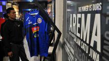 Jersey baru Arema FC sudah dijual di official store. (Bola.com/Iwan Setiawan)
