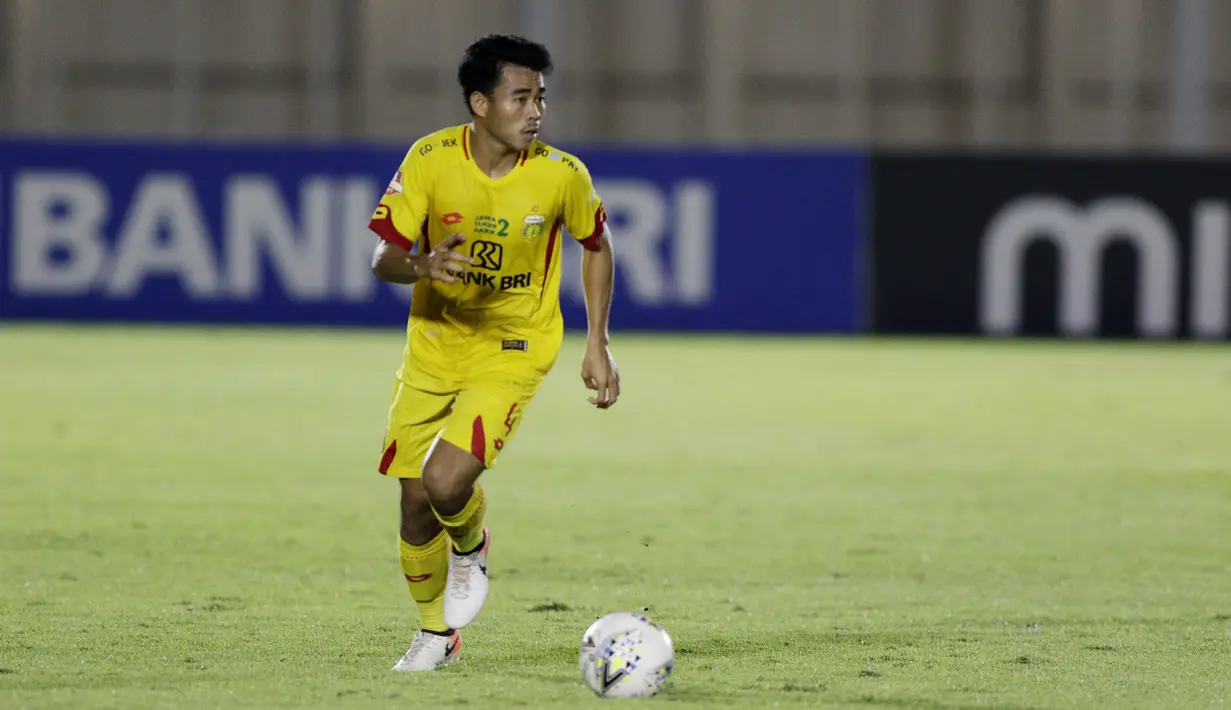 Bek Bhayangkara FC, Nurhidayat, menggiring bola saat melawan Madura United pada laga Liga 1 2019 di Stadion Madya, Jakarta, Senin (5/8). Kedua tim bermain imbang 1-1. (Bola.com/M iqbal Ichsan)