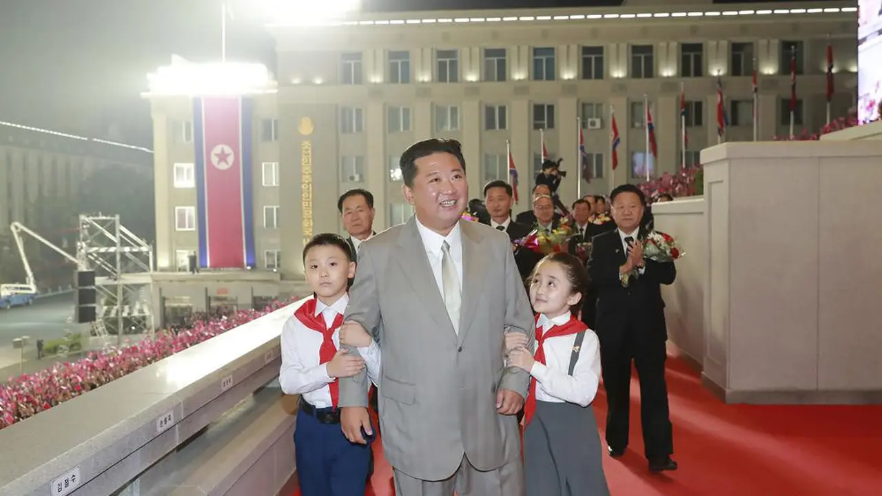 Penampilan baru pemimpin Korea Utara Kim Jong-un, lebih kurus dan disebut berwajah tirus (KCNA via AP)