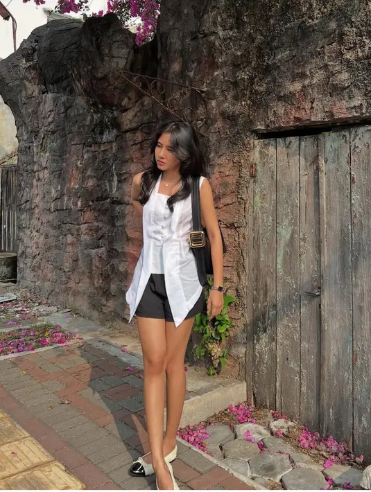 Shenina pun tampak membagikan foto ootdnya saat berjalan-jalan bersama suaminya tersebut. Ia memilih tampil dengan gaya tradisional modern.  [@sheninacinnamon]