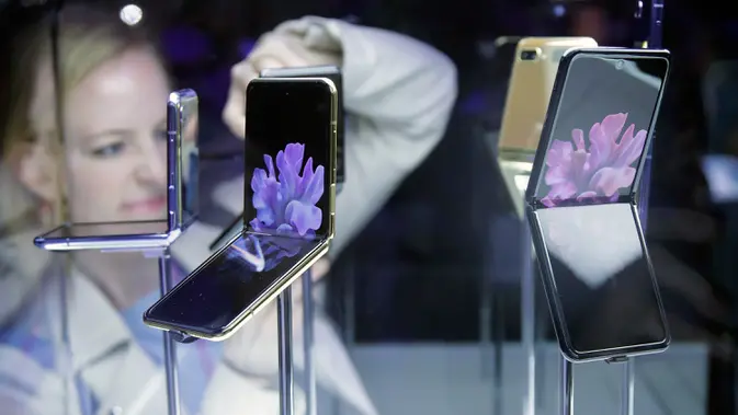 Samsung memperkenalkan smartphone layar lipat terbarunya, Galaxy Z Flip pada acara Unpacked 2020 di San Francisco, Selasa (11/2/2020). Galaxy Z Flip memiliki desain clamshell yang terlihat seperti kotak kecil saat ditutup dan layarnya akan memiliki ukuran 6,7 inci ketika dibuka. (AP/Jeff Chiu)