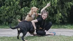 Devina Aureel merupakan seorang pencinta binatang. Ia kerap mengabadikan momen bermain bersama anjing peliharaa. Keakraban Devina dengan anjingnya ini menjadi bukti bahwa ia memang sosok yang dekat dan hangat meskipun kepada binatang. (Liputan6.com/IG/@devinaureel)