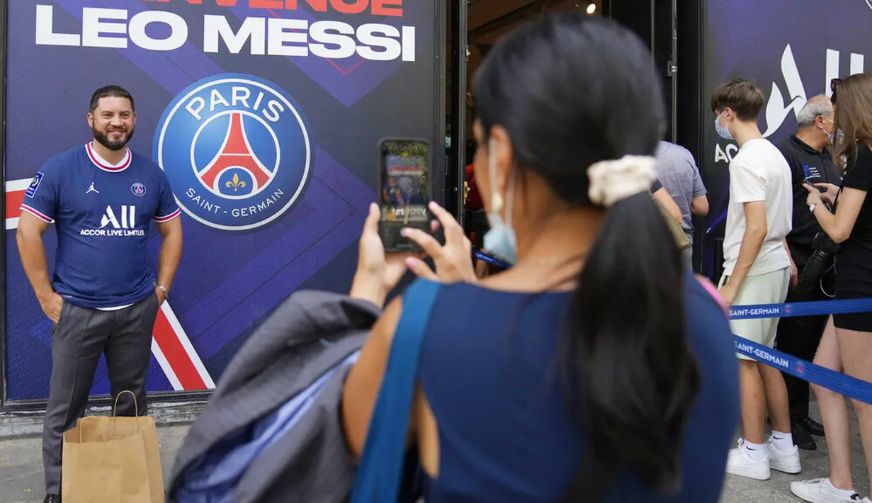 Kehadiran Lionel Messi diprediksi akan terus meningkatkan pemasukan PSG seperti yang telah dirasakan Barcelona selama ini. (Foto: AP/Francois Mori)