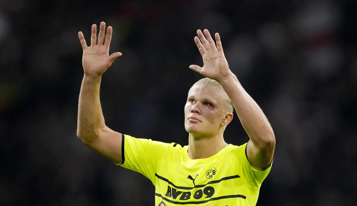 Sejumlah pemain Borussia Dortmund tertunduk lesu usai dicukur Ajax Amsterdam pada laga ketiga Grup C Liga Champions 2021-2022 di Stadion Johan Cruijff Arena, Rabu (20/10/2021). (AP/Peter Dejong)