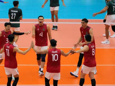 Pemain Timnas voli putra Indonesia merayakan raihan poin saat melawan Myanmar pada babak penyisihan Grup B SEA Games 2025 di di Stadion Indoor Huamark, Bangkok, Thailand, pada Senin (15/12/2025) pagi WIB. Timnas voli putra Indonesia berhasil meraih kemenangan perdana di Grup B SEA Games 2025 dengan mengalahkan Myanmar, Senin (15/12/2025). (Bola.com/Bagaskara Lazuardi)