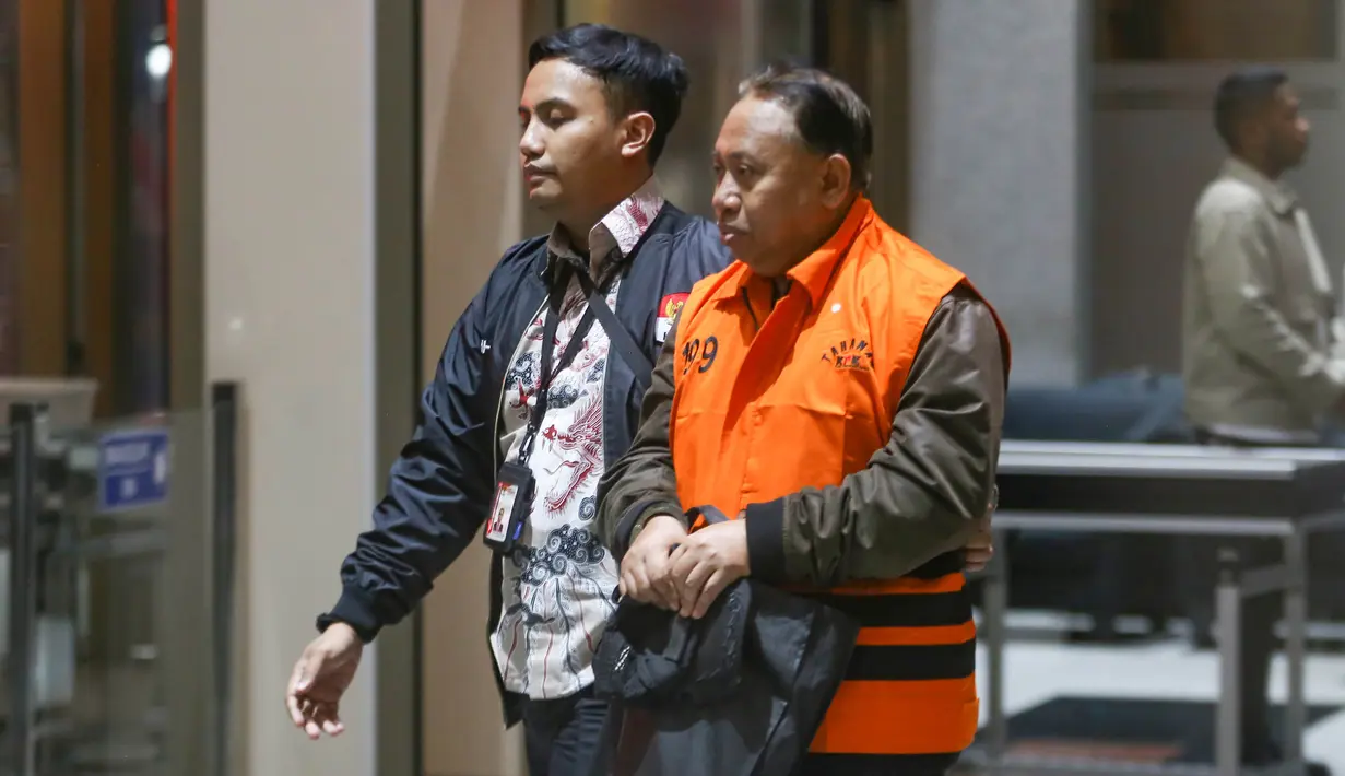 Rektor Universitas Jenderal Soedirman (Unsoed) Akhmad Sodiq melangkah menuju mobil tahanan seusai menjalani pemeriksaan di Gedung Merah Putih KPK, Jakarta, Sabtu, 22 Agustus 2026. KLY/ Arie Basuki)