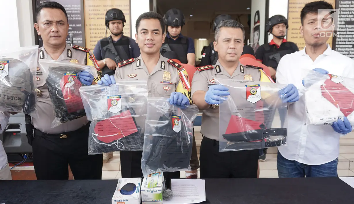 Kapolres Tangerang Selatan AKBP Ferdy Iriawan (kedua kanan) beserta jajarannya menunjukan barang bukti beserta tersangka kasus pembunuhan buruh pabrik di Kabupaten Tangerang, di Mapolres Tangerang Selatan, Kamis (5/7). (Merdeka.com/Arie Basuki)