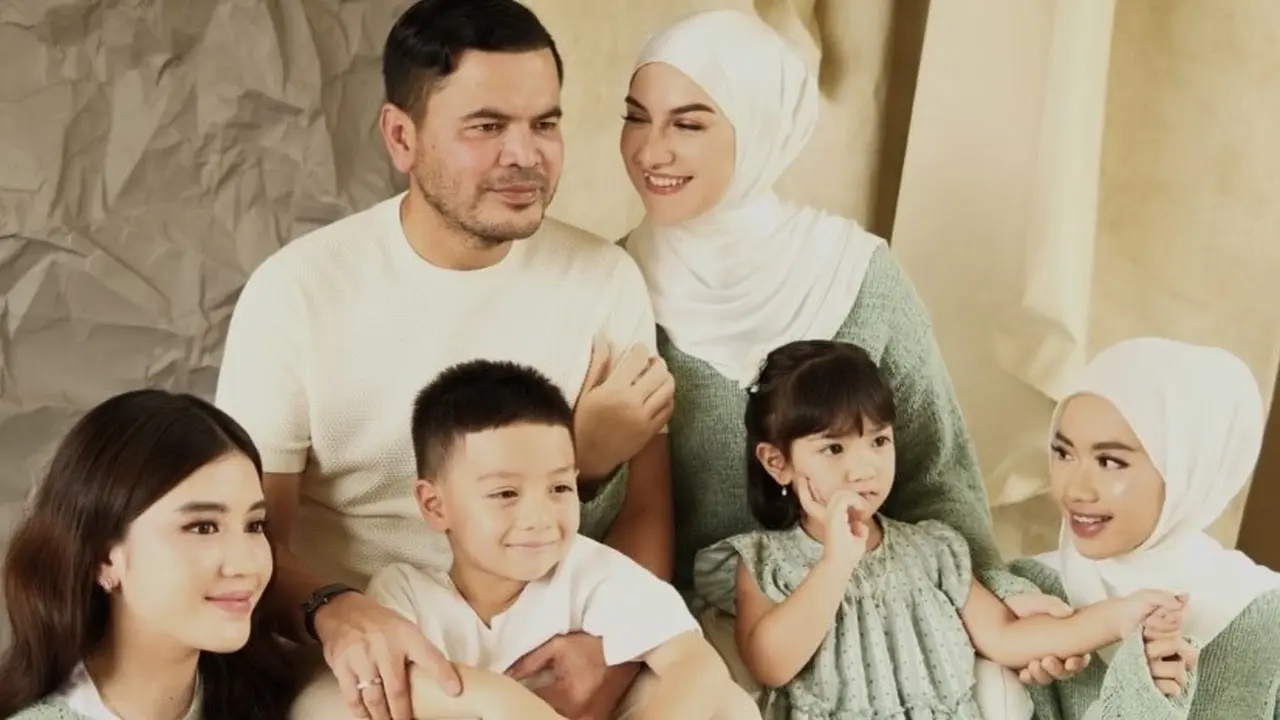 Dua Putri Sambung Irish Bella yang Tak Kalah Cantik dengan Dirinya saat Pemotretan Foto Keluarga