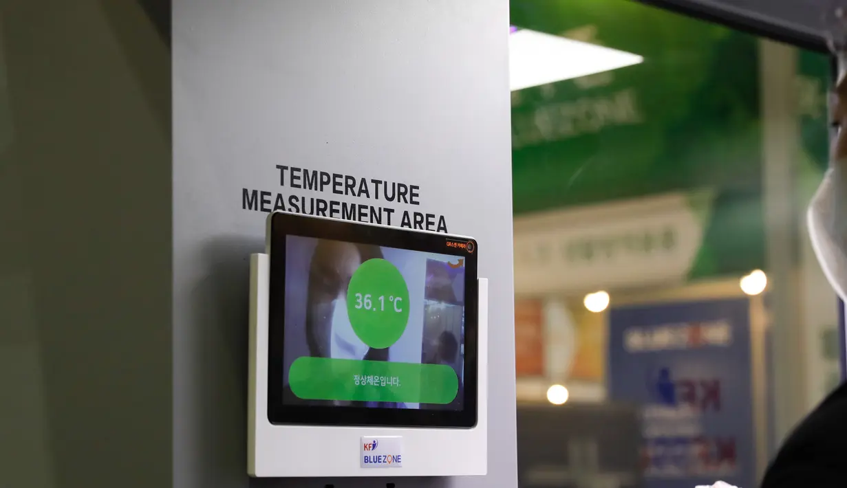 Sebuah layar menunjukkan suhu tubuh pengunjung di bilik disinfeksi mobile di Korea International Exhibition Center di Goyang (18/11/2020). Korsel memutuskan untuk menaikkan satu level dari lima tingkat aturan social distancing di tengah melonjaknya kembali infeksi COVID-19. (Xinhua/Wang Jingqiang)