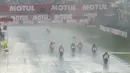 Balapan MotoGP Assen terpaksa dihentikan sementara pada lap ke-15 karena hujan deras yang mengguyur Sirkuit Assen, Belanda. (Bola.com/Twitter/Crash)