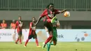 Aksi Bio Paulin menghalau bola dari kejaran pemain PS TNI pada laga Torabika SC 2016 di Stadion Pakansari, Bogor, Minggu (19/6/2016). Persipura Menang 3-1. (Bola.com/Nicklas Hanoatubun)