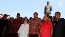 Ketum PDIP Megawati Soekarnoputri bersama jajaran DPP dan pengurus partai dari seluruh Indonesia berfoto di depan Patung Proklamator RI Soekarno "Putra Sang Fajar" usai peresmian di simpang Herlingga, Kota Blitar, Selasa (6/6). (Liputan6.com/Johan Tallo) 