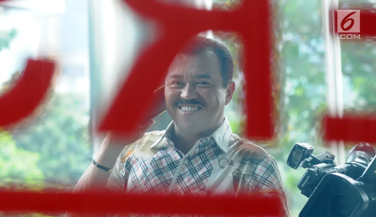 Pengacara dan juga Politisi Partai Golkar Rudi Alfonso tersenyum saat menerima telepon di Gedung KPK, Jakarta, Jumat (21/6/2019). Rudi Alfonso diperiksa sebagai saksi untuk tersangka Markus Nari terkait kasus korupsi pengadaan e-KTP berbasis NIK Secara Nasional. (merdeka.com/Dwi Narwoko)