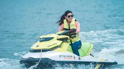 Selain di udara, dalam beberapa kali pengelamannya travelling, ia banyak mencoba berbagai olahraga air seperti mengendarai jetski. Dalam beberapa kali travellingnya ini ia kerap mengunggah potret keseruannya tersebut dalam media sosial Instagram. (Liputan6.com/IG/@medinadinaaa)