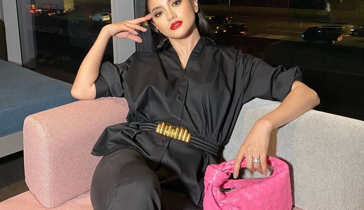 "Menyenangkan, baik, terus humoris, iya bisa bikin aku ketawa sih, itu yang paling penting," jawab Ririn setelah sempat tertawa dan malu-malu. (Instagram/ririnekawati)