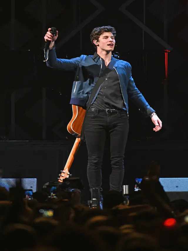 FOTO: Gaya Panggung Shawn Mendes yang Selalu Ditemani Gitar Kesayangan