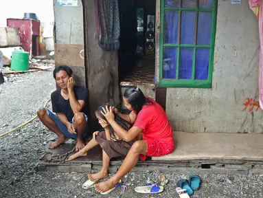 Aktivitas warga di permukiman padat kawasan Muara Angke, Jakarta, Rabu (5/2/2020). Warga pesisir Jakarta yang mayoritas hanya berprofesi sebagai nelayan merupakan salah satu golongan rentan kemiskinan karena kesejahteraannya belum diperhatikan penuh oleh pemerintah. (Liputan6.com/Herman Zakharia)