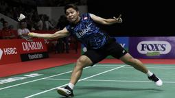 Ganda putri Indonesia, Apriyani Rahayu, berusaha memukul kok saat melawan ganda Jepang pada Indonesia Masters 2019 di Istora Senayan, Jakarta, Sabtu (26/1). Greysia / Apriyani gagal ke final. (Bola.com/Yoppy Renato)
