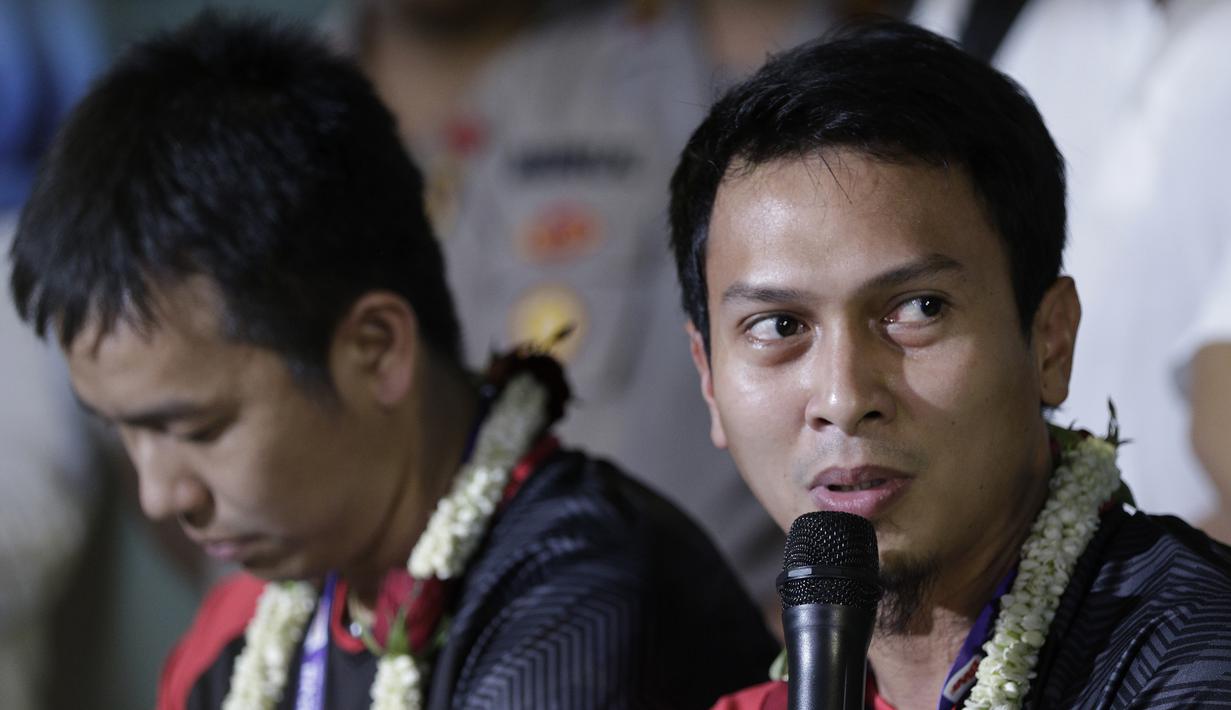 Pasangan ganda putra Indonesia, Mohammad Ahsan/Hendra Setiawan, saat konfrensi pers di Bandara Soekarno-Hatta, Tangerang, Selasa (27/8). Ahsan/Hendra meraih gelar pada Kejuaraan Dunia Bulutangkis 2019. (Bola.com/Yoppy Renato)