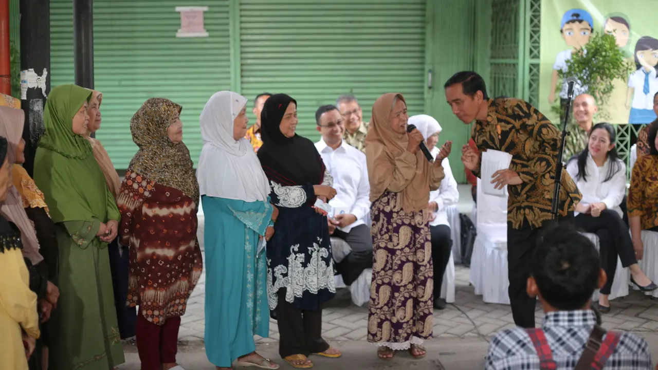 Kuis Jokowi Kala Bagi-bagi 3 Kartu Sakti di Kampung Melayu