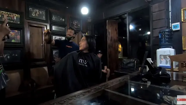 Biasa Tampil Gondrong Ini 6 Momen El Rumi Cukur Rambut Jadi Pendek