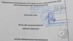 Tampak surat pendaftaran permohonan praperadilan yang akan diserahkan Kuasa Hukum Novel Baswedan di PN Jakarta Selatan, Senin (4/5/2015). Pengajuan praperadilan terkait penagkapan Novel Baswedan yang tidak sesuai prosedur (Liputan6.com/Herman Zakharia)