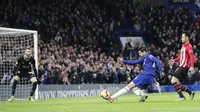 Penyerang Chelsea, Alvaro Morata, melepaskan tendangan ke gawang Southampton pada laga Premier League di Stadion Stamford Bridge, Kamis (3/1). Kedua tim bermain imbang 0-0. (AP/Frank Augstein)