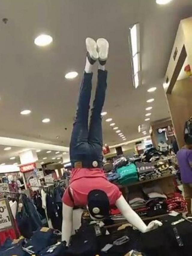 6 Manekin Pakaian Pria Ini Berpose Nyeleneh, Pembeli Tepuk Jidat