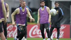 Penyerang Argentina, Lionel Messi (kanan) mengamati bola di samping gelandang Franco Mastantuono selama sesi latihan di Ezeiza, Provinsi Buenos Aires, Argentina, pada 2 September 2025. (JUAN MABROMATA/AFP)