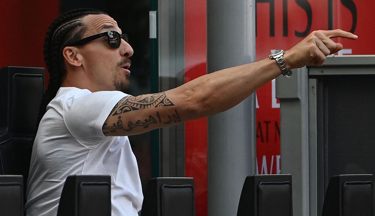 Pemain AC Milan, Zlatan Ibrahimovic terlihat di bangku cadangan saat laga pekan ke-34 Liga Italia 2022/2023 antara AC Milan melawan Lazio di San Siro, Milan, Sabtu (06/05/2023). Pemain asal Swedia tersebut harus menepi dari lapangan akibat cedera betis. (AFP/Isabella Bonotto)