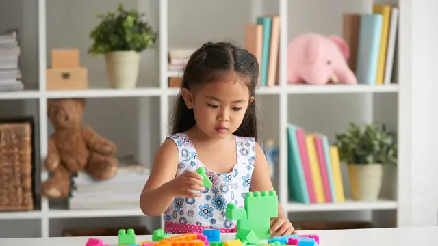 Bermain balok atau puzzle dapat mengasah logika anak