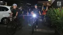 Aktris Nadine Chandrawinata bersepeda di sekitaran Gelora Bung Karno, Jakarta, Jumat (16/6). Berolahraga sepeda memang rutin dilakukan oleh Nadine untuk menjaga kebugaran tubuh. (Liputan6.com/Herman Zakharia)