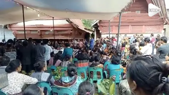 Jenazah keluarga Diperum Nainggolan tiba di kampung halamannya Samosir, Sumatera Utara. Rencananya jenazah akan dimakamkan hari ini dengan acara adat.