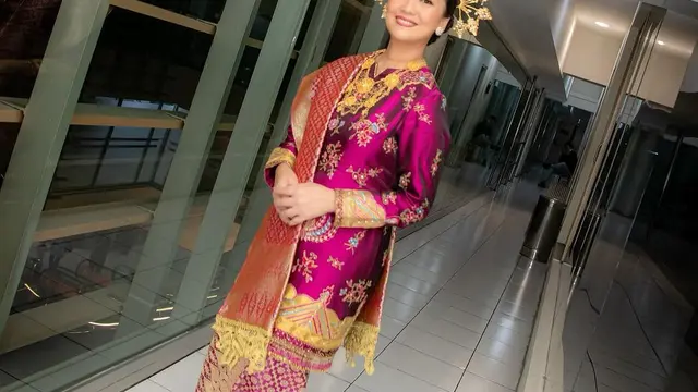 Potret Cantik Nola B3 Pakai Baju Kuruang yang Anggun dalam Konser Kenangan untuk Elly Kasim. (instagram/riafinola)