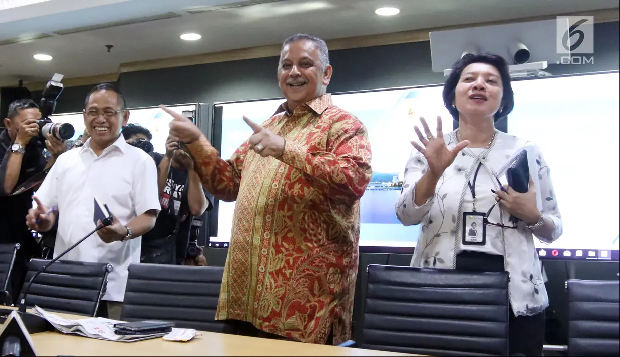 Dirut PLN Sofyan Basir (tengah) usai memberi keterangan pers setelah rumahnya digeledah oleh KPK, Jakarta, Senin (16/7). Sofyan menyatakan, kerja sama dengan KPK terkait pencegahan korupsi akan semakin erat dan proaktif. (Liputan6.com/Arya Manggala)