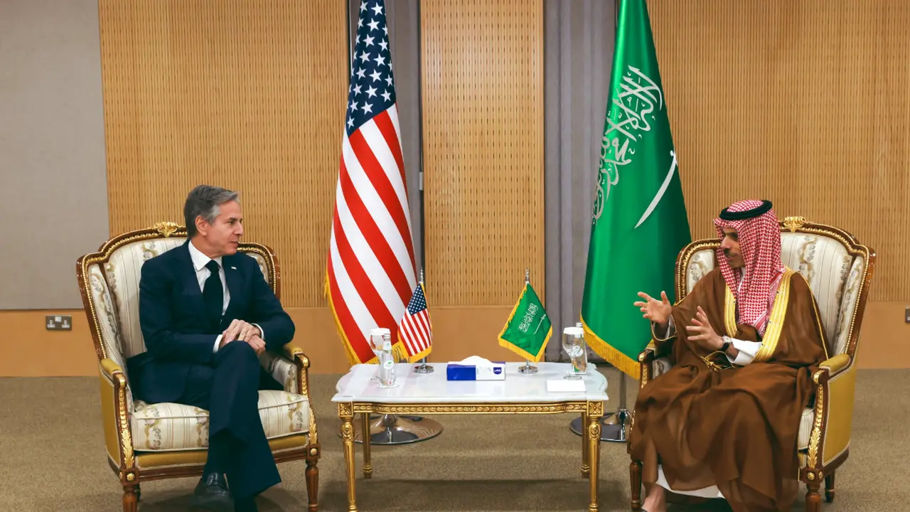 Pertemuan Menlu AS Antony Blinken dan Menlu Arab Saudi Faisal bin Farhan. Foto ini diposting Twitter resmi Blinken pada 8 Januari 2023 dalam kunjungannya ke Saudi.