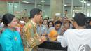 Presiden Jokowi didampingi Ibu Negara Iriana meluncurkan Kartu Indonesia Sehat di Kantor Pos Pasar Baru, Jakarta, Senin (3/11/2014). (Liputan6.com/Herman Zakharia)