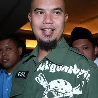 "Ya kan masih bakal calon, kalau terpilih pakai baju formal atau pakai baju PNS gapapa," ujar musisi sekaligus pengusaha ini. (Deki Prayoga/Bintang.com)