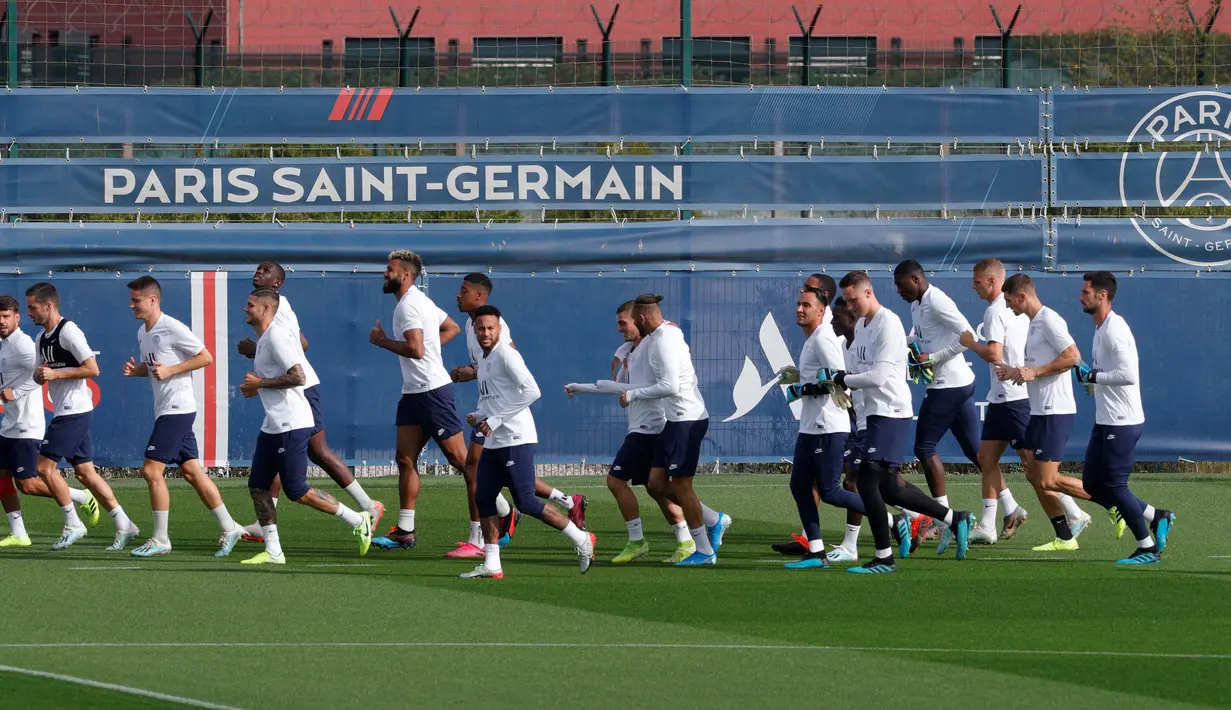 Pemain Paris Saint Germain Neymar (tengah) mengikuti sesi latihan bersama rekan-rekannya di Camp des Loges, Saint-Germain-en-Laye, Prancis, Selasa (17/9/2019). PSG akan menjamu Real Madrid pada matchday 1 Grup A Liga Champions. (GEOFFROY VAN DER HASSELT/AFP)