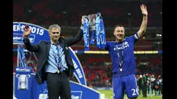 Pelatih Chelsea, Jose Mourinho (kiri) dan John Terry berpose dengan piala Liga 2014/2015 di Stadion Wembley, London, Minggu (1/3/2015).  Chelsea menang 2-0 atas Tottenham Hotspur. (Reuters/Matthew Childs)