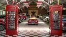 Foto yang diambil pada 14 Oktober 2025 ini menunjukkan mobil klasik Morgan Plus 8 tahun 1990 di Kebon Vintage Cars Bali. Di tengah hiruk pikuk Kota Bali, tersembunyi sebuah garasi yang menyimpan jejak-jejak kejayaan otomotif dunia. Ratusan mobil antik nan menawan terparkir rapi, seolah siap membawa kita kembali ke era keemasan masing-masing. (Dicky Bisinglasi/AFP)