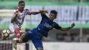 Striker PSIS, Hari Nur Yulianto, berebut bola dengan gelandang Martapura FC, Gideon Huwae, pada laga perebutan tempat ketiga Liga 2 di Stadion GBLA, Bandung, Selasa (28/11/2017). PSIS menang 6-4 atas Martapura FC. (Bola.com/Vitalis Yogi Trisna)